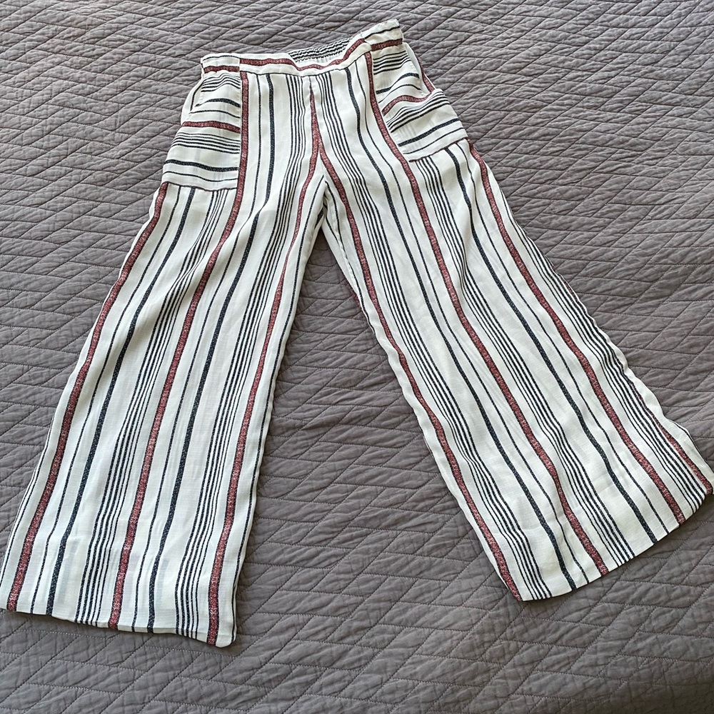 Traveling Chic Boutique Size Large Elastic Waistband Capri Length Trousers